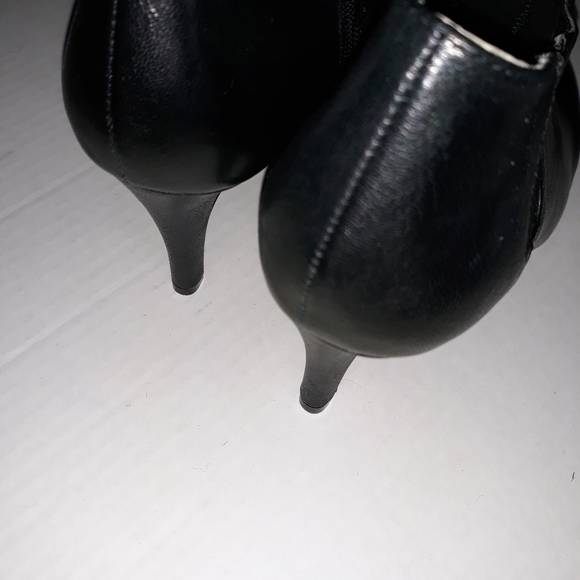 5/$25 💕 Me Too black leather zip ankle boots. 3.5 inches heel. Size 7 - Picture 6 of 12